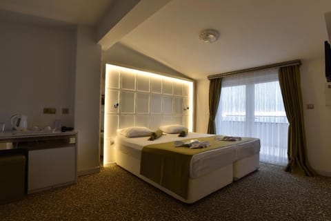 Bed, TV and multimedia, Photo of the whole room, Seating area, Bedroom, hair dresser