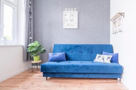 Bed, Decorative detail, Seating area