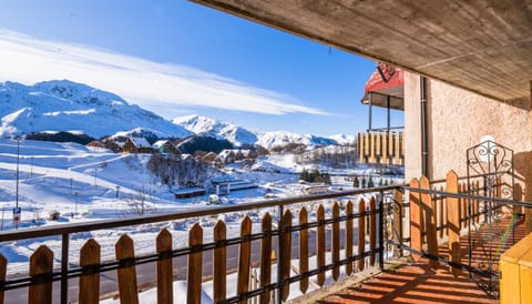 Balcony/Terrace, Mountain view
