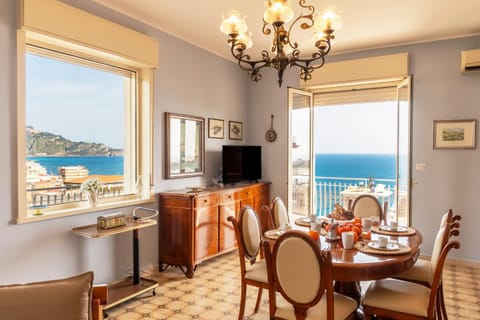 Natural landscape, TV and multimedia, View (from property/room), Balcony/Terrace, Living room, Seating area, Dining area, Sea view
