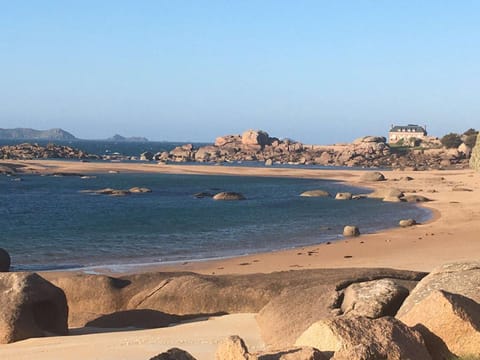 Maison de pêcheur calme à Trégastel avec jardin clos, proches commerces et plage, 3 pers, 3 étoiles - FR-1-542-51 House in Trégastel