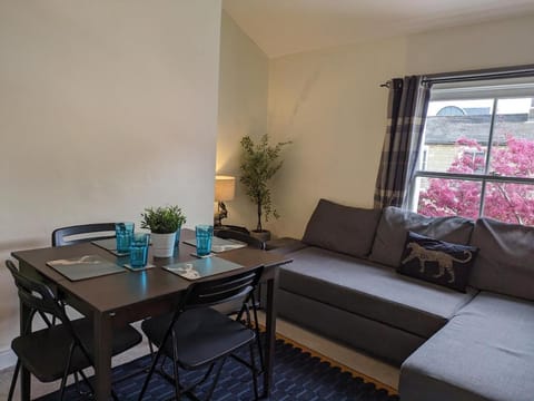 Converted Railway Cottage Apartment in Swindon