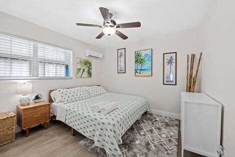 Comfy BNB w/ King Bed + Work/Travel + Beach 8 Min Apartment in Hallandale Beach