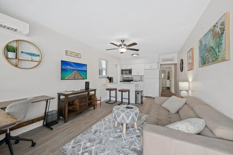 Comfy BNB w/ King Bed + Work/Travel + Beach 8 Min Apartment in Hallandale Beach