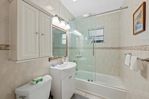 Comfy BNB w/ King Bed + Work/Travel + Beach 8 Min Apartment in Hallandale Beach