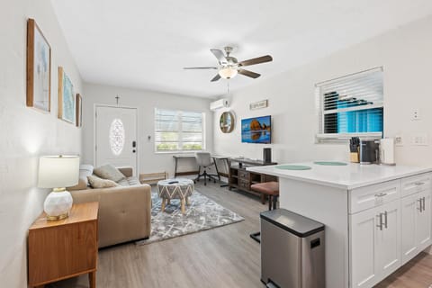 Comfy BNB w/ King Bed + Work/Travel + Beach 8 Min Apartment in Hallandale Beach