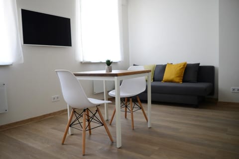 TV and multimedia, Seating area, Dining area