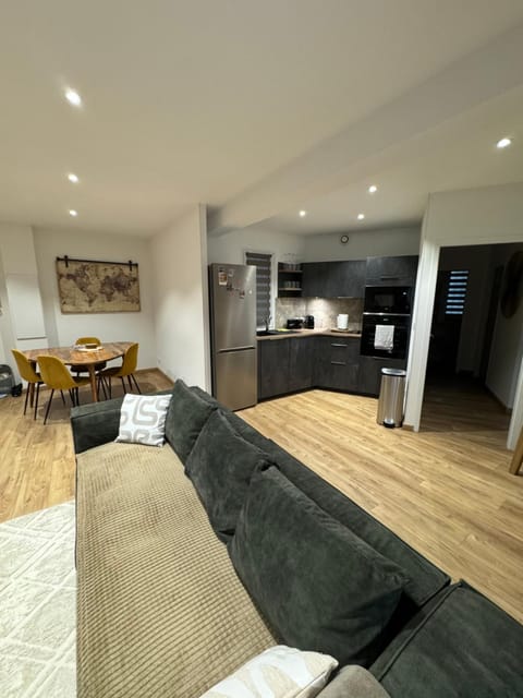 Kitchen or kitchenette, Living room, Seating area, Dining area, oven
