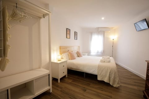Bed, TV and multimedia, Photo of the whole room, Bedroom, towels, wardrobe