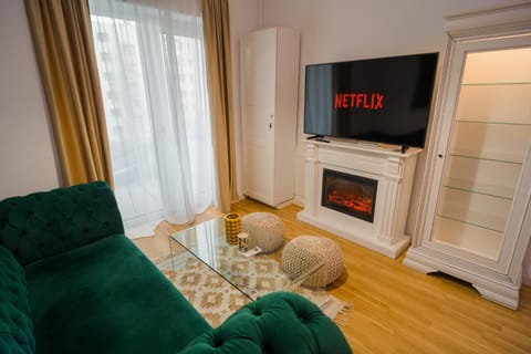 TV and multimedia, Living room, Seating area, fireplace
