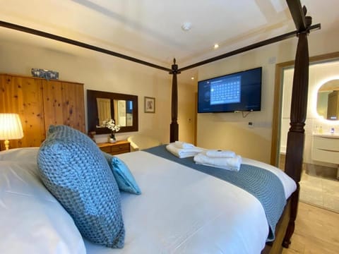 Bed, TV and multimedia, Bedroom, wardrobe