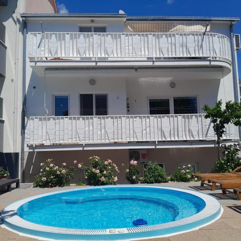Property building, Balcony/Terrace, sunbed