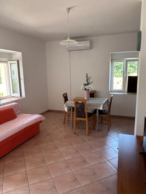 Photo of the whole room, Dining area, air conditioner