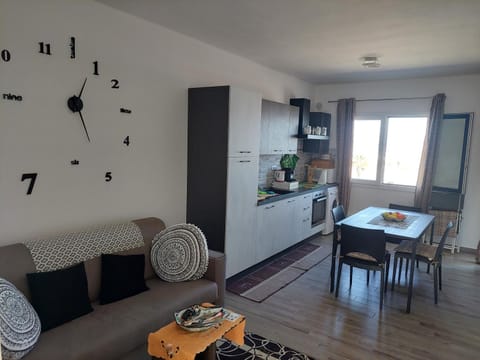 Kitchen or kitchenette, Living room, Seating area, Dining area, minibar, pet friendly, stove