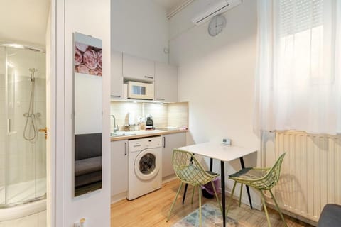 Kitchen or kitchenette, Living room, Seating area, washing machine, air conditioner