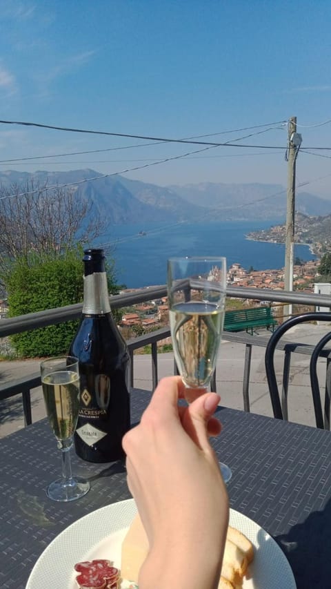 Natural landscape, Balcony/Terrace, Dining area, Lake view, Mountain view, Alcoholic drinks