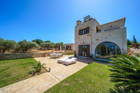 Property building, Patio, Spring, Day, Natural landscape, Garden, Garden view, sunbed