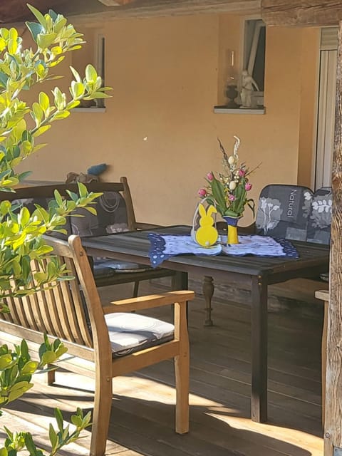Patio, Day, Seating area, Dining area