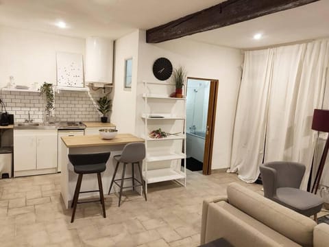 Kitchen or kitchenette, Seating area, Dining area, stove