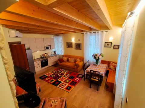 TV and multimedia, Kitchen or kitchenette, Living room, Seating area, Dining area