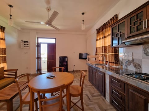 Kitchen or kitchenette, Dining area, Communal kitchen