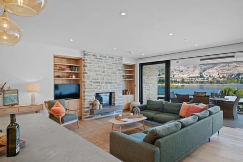 TV and multimedia, Living room, Lounge or bar, Seating area, Lake view, Landmark view, Mountain view, Pool view, flat iron