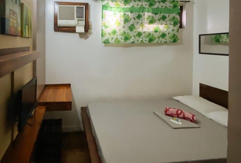 Bed, TV and multimedia, Bedroom