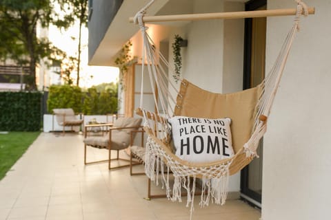 Patio, Garden, View (from property/room), Balcony/Terrace, Decorative detail, Seating area, Garden view