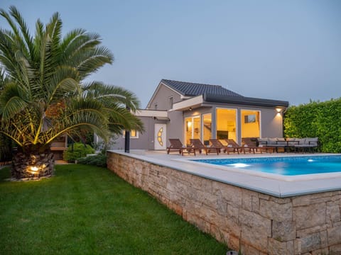 Property building, Day, Garden, Pool view