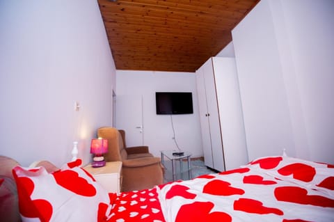 Bed, TV and multimedia, Bedroom, Internal: Not applicable to any particular room