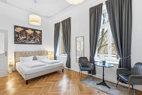 Communal lounge/ TV room, Bed, Landmark view