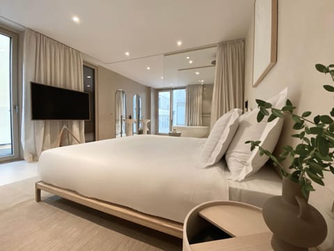 Bed, TV and multimedia, Photo of the whole room, Bedroom