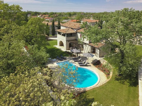Property building, Spring, Day, Natural landscape, Garden, Garden view, Pool view, Swimming pool, sunbed