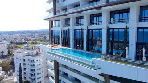Restaurant/places to eat, Pool view, Swimming pool