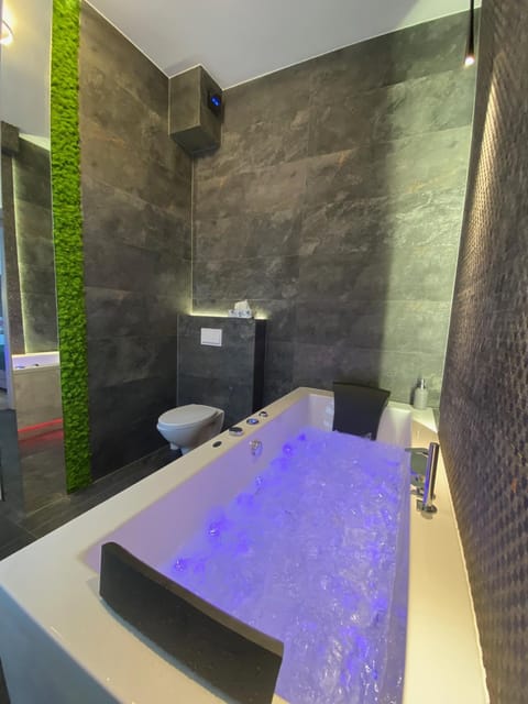 Hot Tub, Massage, Bathroom, Spa and wellness centre/facilities