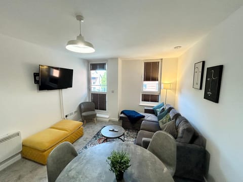 2 Bedroom, 2 Bathroom Modern Apartment close to Ocean Village, Free parking, Single or Double beds Apartment in Southampton