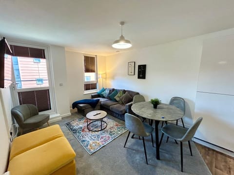 2 Bedroom, 2 Bathroom Modern Apartment close to Ocean Village, Free parking, Single or Double beds Apartment in Southampton