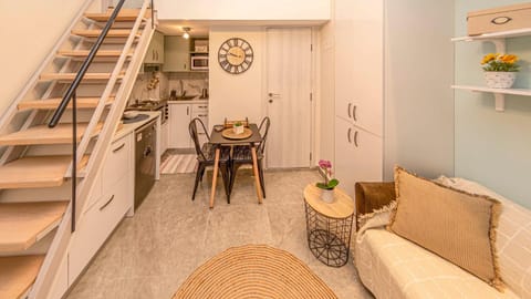 Kitchen or kitchenette, Seating area, Dining area