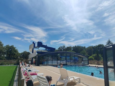 Swimming pool, sunbed