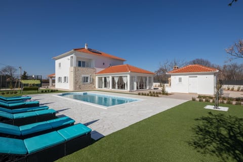 Property building, Neighbourhood, Garden, Swimming pool