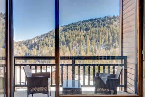 Balcony/Terrace, Mountain view