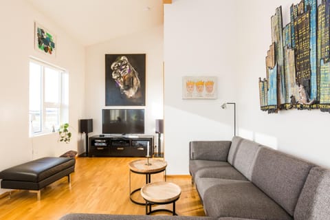 Communal lounge/ TV room, Living room, Garden view, Mountain view, River view, Quiet street view