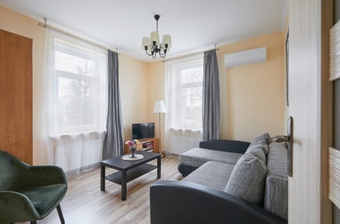 TV and multimedia, Living room, Seating area, air conditioner