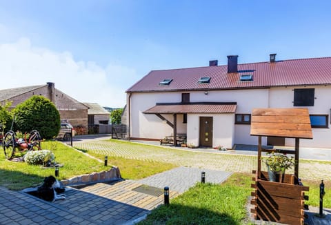 Property building, Patio, Facade/entrance, Garden, Balcony/Terrace, Animals, Pets, Parking