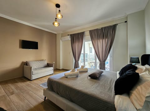 Bed, TV and multimedia, Bedroom