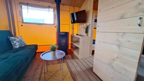 Communal lounge/ TV room, TV and multimedia, Living room, Seating area, Evening entertainment