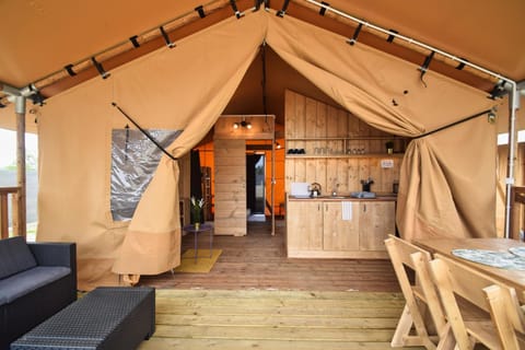 Patio, Kitchen or kitchenette, Living room, Seating area, Dining area