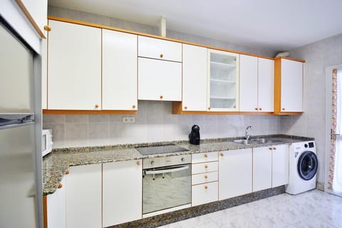 Kitchen or kitchenette, pet friendly, stove, washing machine