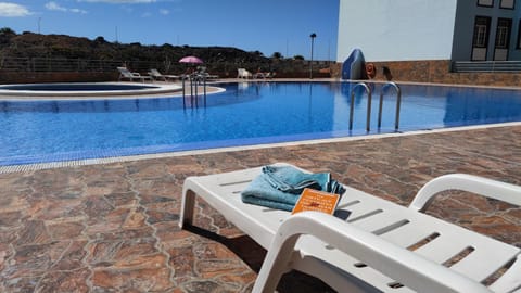 Day, Pool view, Swimming pool, sunbed, towels