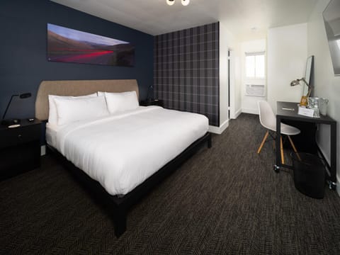 Bed, TV and multimedia, Photo of the whole room, Bedroom, internet, locker, air conditioner